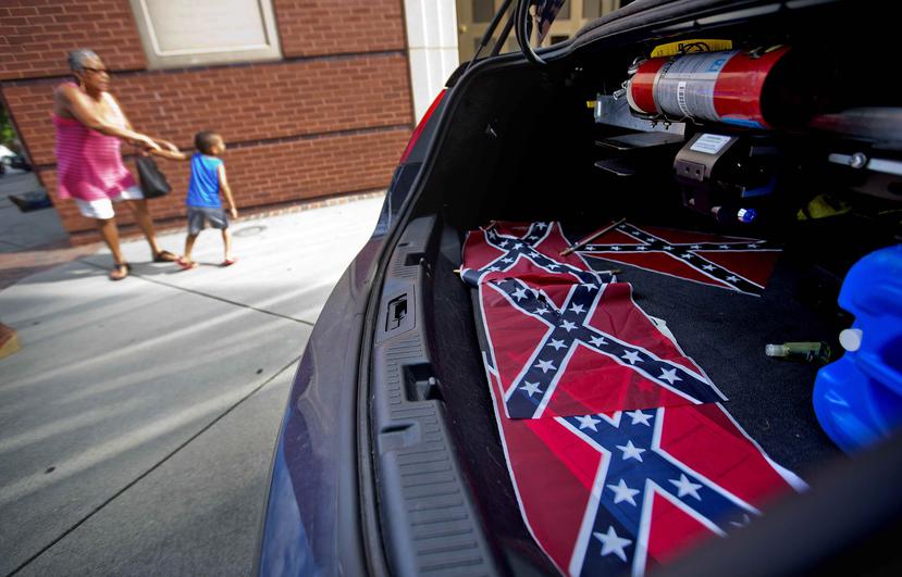 Las banderas confederadas en el baúl de un carro de Policía frente a la Iglesia Bautista Ebenezer en Atlanta.
