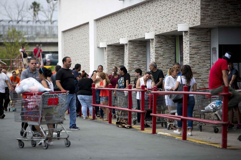 Una fila en un supermercado en Bayamón. (GFR Media/Archivo)