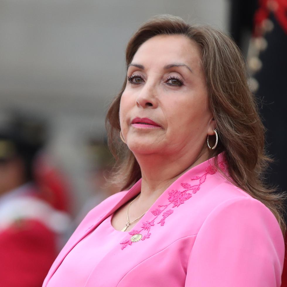 Una mujer logró burlar la seguridad de la presidenta de Perú y le haló los cabellos, según videos publicados del incidente.