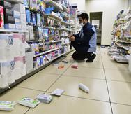 Escena en una tienda en Iwaki, Japón, tras un fuerte sismo reportado el 16 de marzo de 2022.
