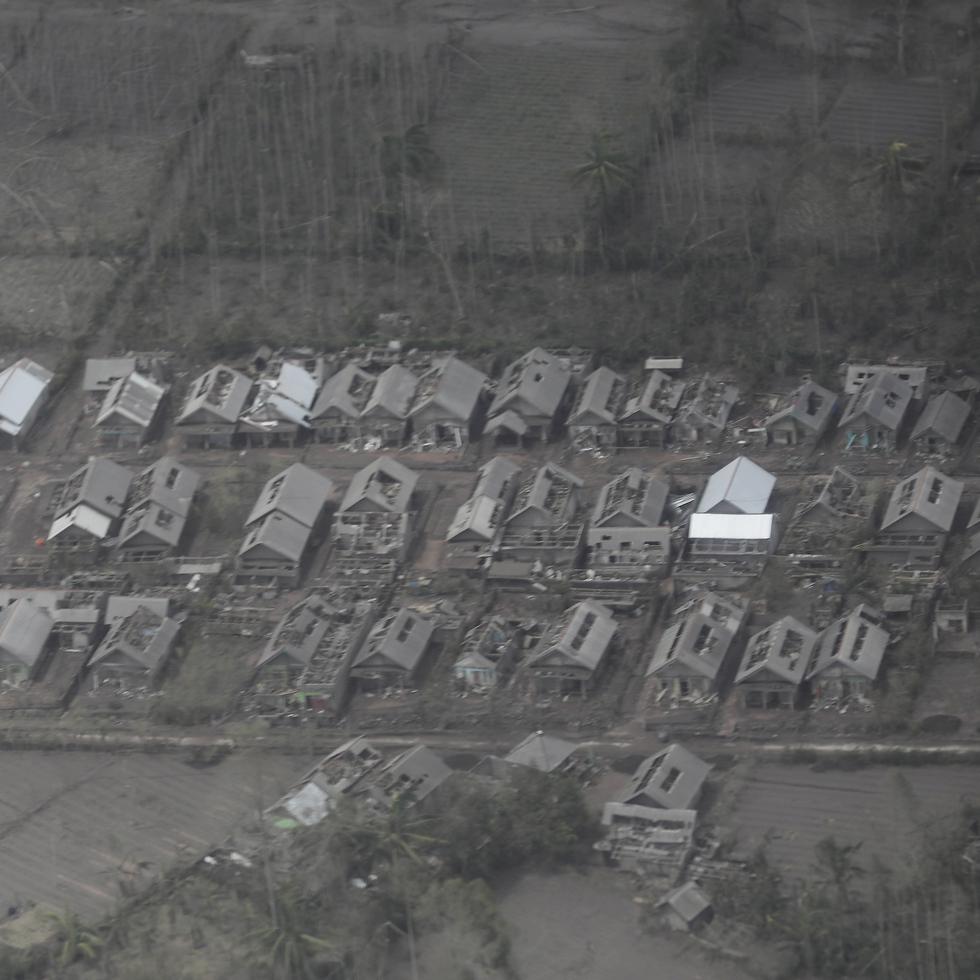Un poblado cubierto de ceniza tras la erupción del Semeru en el distrito en Lumajang, en la provincia de Java Oriental, en Indonesia.
