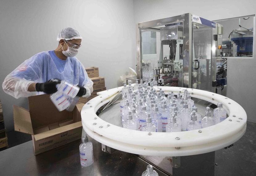 Un empleado trabaja en la producción de desinfectante de manos en la Companhia Nacional do Álcool (CNA) en Piracicaba, Brasil, 3 de marzo de 2020. (AP/Andre Penner)