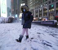 Una joven patea la nieva en el área de Times Square en la Ciudad de Nueva York.