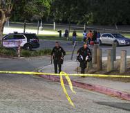 Agentes dejan el lugar de un tiroteo en el parque Peck, el 24 de julio de 2022, en San Pedro, California.