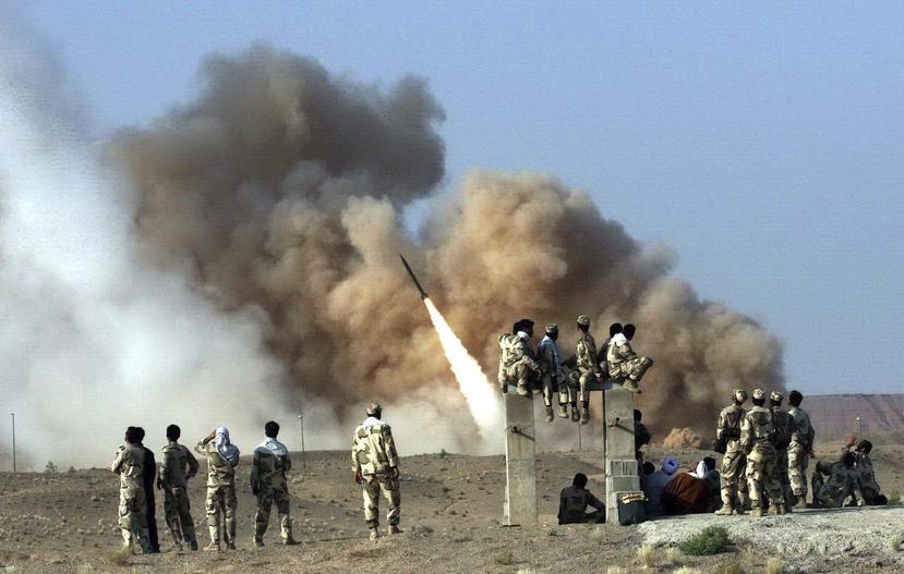Soldados de la Guardia Revolucionaria prueban un misil Zelzal desde una localización desconocida de Irán. (Agencia EFE)
