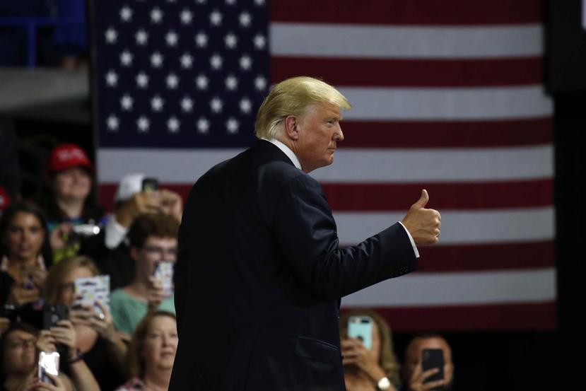 El presidente de Estados Unidos, Donald Trump, hace un gesto con el pulgar hacia arriba tras un discurso en un mitin en Charleston, Virginia Occidental. (AP)