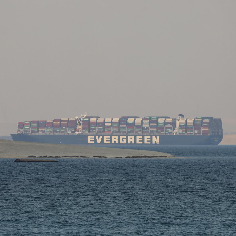 El Ever Given, un carguero con bandera de Panamá, estuvo anclado durante una semana en el Gran Lago Amargo de Egipto.