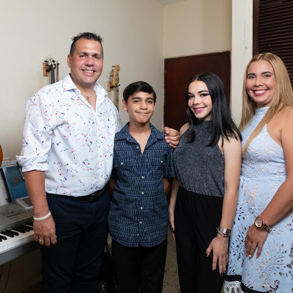 La familia Santiago Rosario mantiene un proyecto musical en el pueblo de Isabela.
