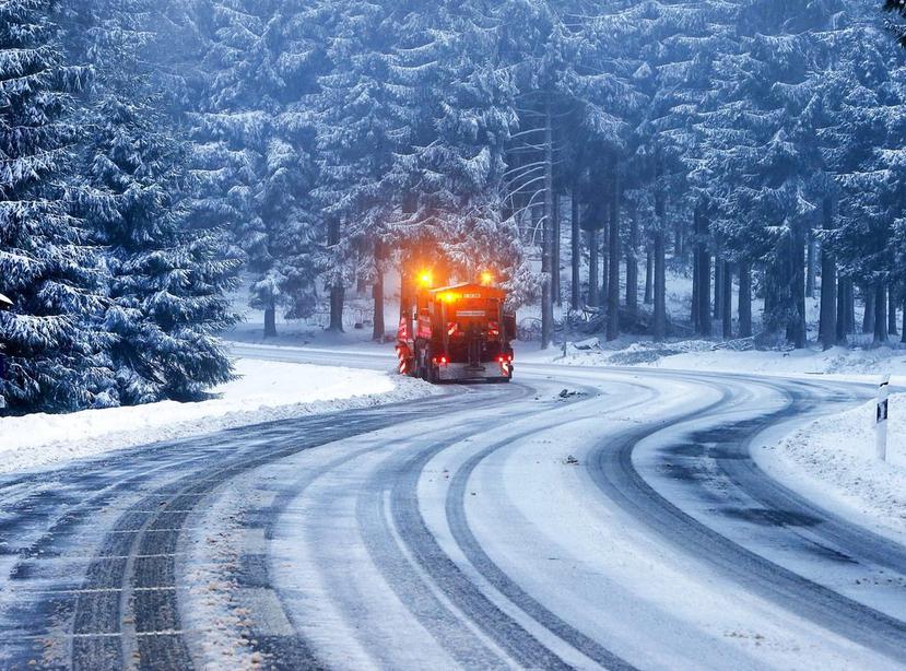 Una máquina quitanieves limpia una carretera en la montaña Feldberg, cerca de Fráncfort, Alemania, tras una intensa nevada (Michael Probst / AP).