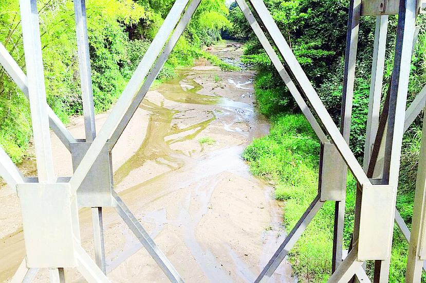 Las tomas de aguas crudas en los ríos que nutren las plantas de filtros de Humacao y Juncos han bajado de nivel debido a la falta de precipitación, y la AAA se mantiene vigilante al asunto.
