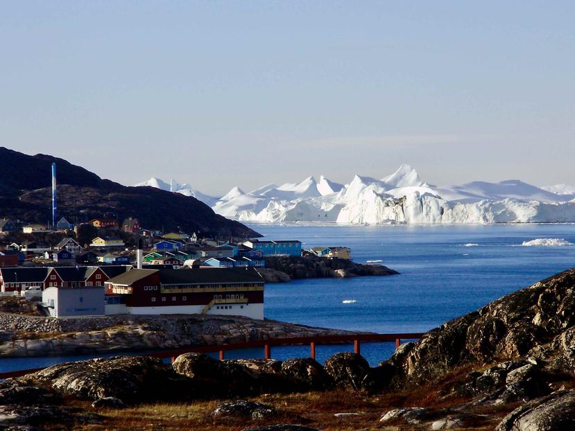 Groenlandia, un destino en el que puedes disfrutar de fiordos, auroras boreales y aguas termales. En la foto, el poblado de Ilulissat, ubicado a más de 125 millas del Círculo Polar Ártico. (Archivo) 
