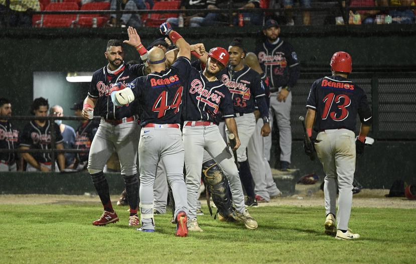 Los jugadores de los Bravos de Cidra celebran durante el segundo partido de la Serie Final del béisbol Doble A ante los Grises de Humacao.
