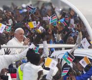 El papa Francisco fue recibido en Sudán del Sur con cantos y mucha alegría por los católicos del país, que representan cerca el 36 por ciento de la población y que viven una dura crisis humanitaria por la guerra, las carestías y las catástrofes naturales, por lo que cerca del 75 % de ellos tienen que vivir de la ayuda internacional.