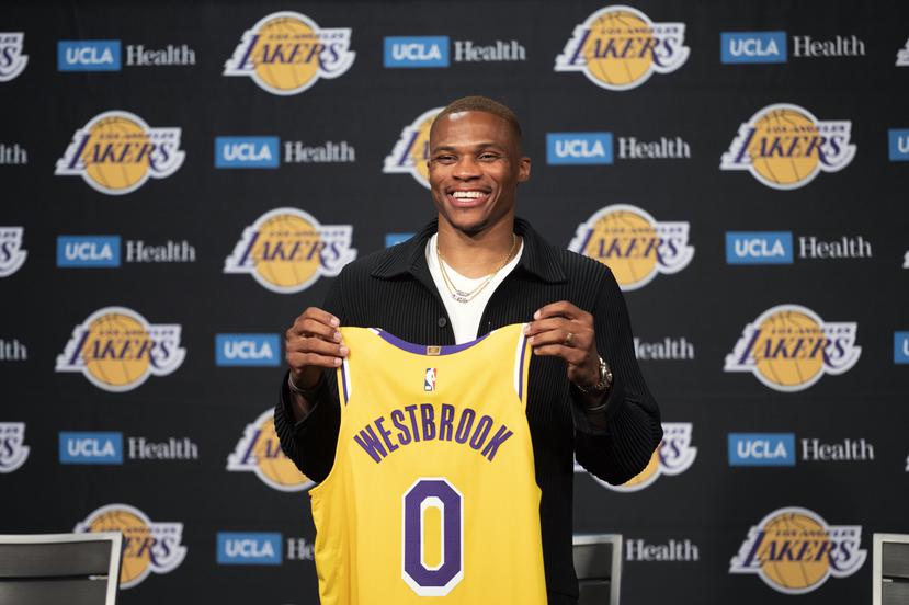 Russell Westbrook posa con su nuevo uniforme durante su presentación como miembro de los Lakers de Los Ángeles.
