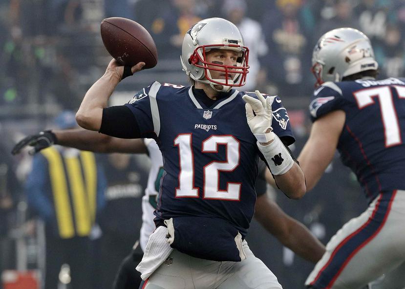 Tom Brady lanzó para 290 yardas por aire y dos touchdowns en el triunfo sobre los Jaguars. (AP / David J. Phillip)