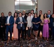El grupo de reporteros, fotoperiodistas y videógrafos galardonados en la gala de premiación del Overseas Press Club de Puerto Rico.