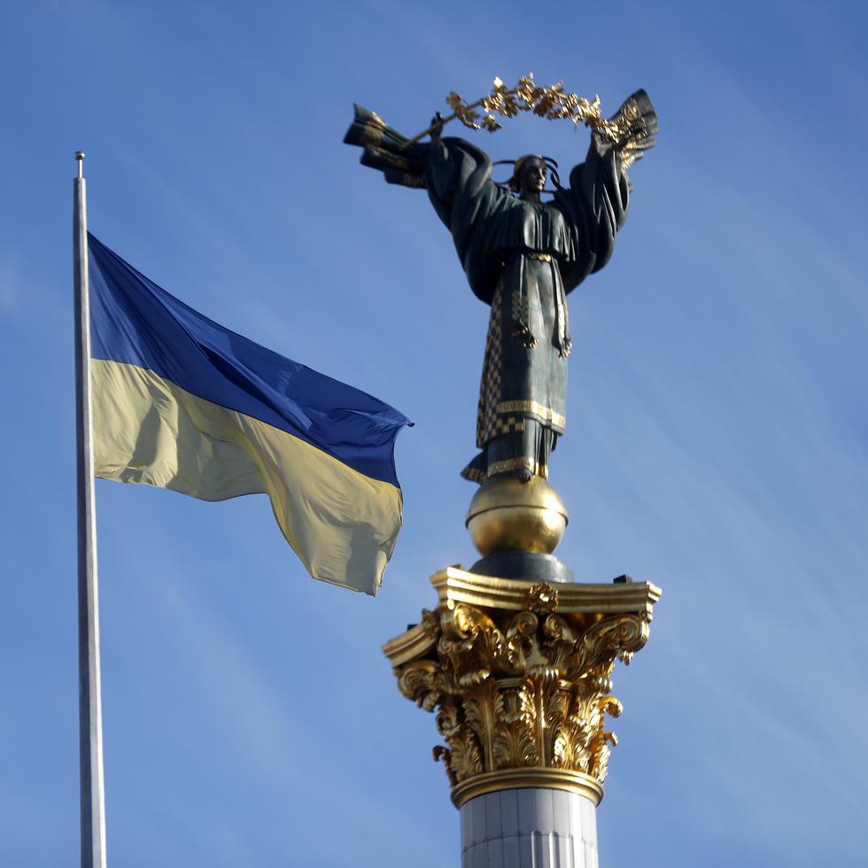 La bandera ucraniana ondea junto al monumento a la independencia en la plaza del mismo nombre de Kiev, dos días después de haber sido invadido el país por el ejército ruso el 24 de Febrero 2022.(Rusia, Ucrania) EFE/EPA/ZURAB KURTSIKIDZE
