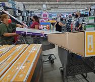 Consumidores aprovechan los especiales de la venta del Viernes del Madrugador en Walmart de Toa Baja.