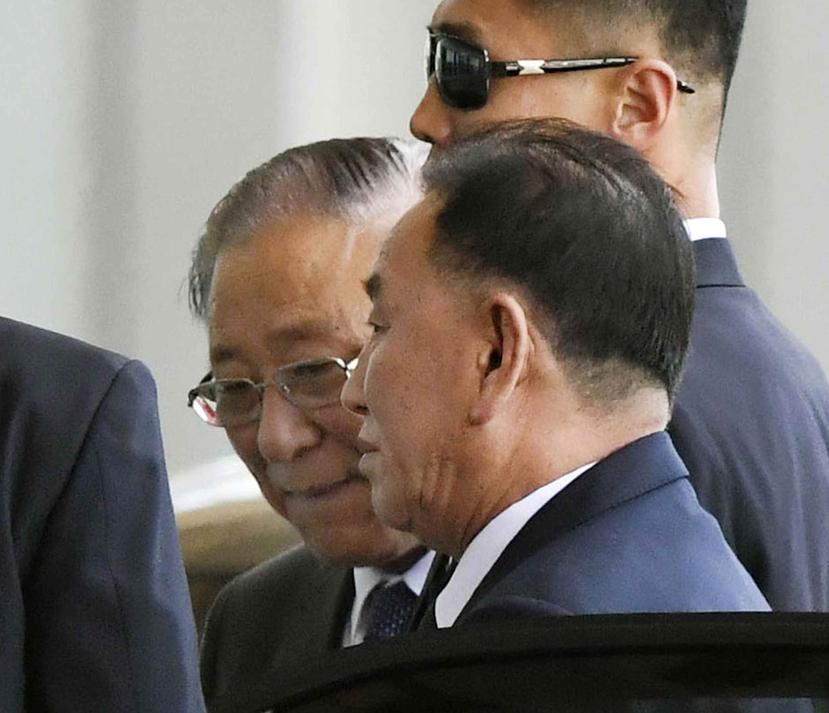Kim Yong Chol (en segundo plano), un exjefe de inteligencia militar que ahora es el máximo encargado de las relaciones intercoreanas en Corea del Norte, a su llegada al aeropuerto de Beijing, China. (AP)