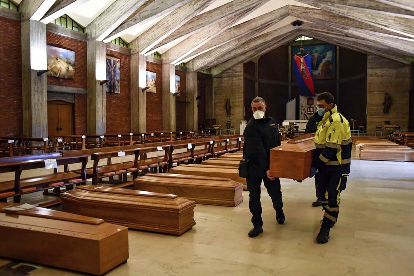 Una iglesia en Seriate, Italia, ayuda a las autoridades al servir de almacén de ataúdes con restos de fallecidos por COVID-19 en espera de que sean llevados a su destino final. (GFR Media)