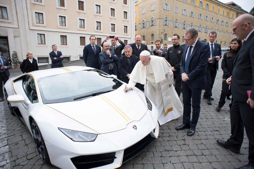 El pasado 27 de noviembre de 2017, se le fue presentado un Lamborghini Huracán al Papa Francisco, el cual fue subastado en Mónaco por 715,000 euros.