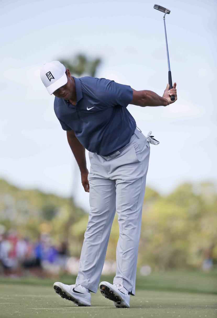 Tiger Woods emboca la pelota en el hoyo tres de la tercera ronda del torneo de golf Honda Classic en Palm Beach Gardens, Florida. (AP)