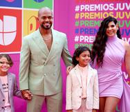 La familia Figueroa Pitre fueron de los primeros en desfilar en la alfombra roja de Premios Juventud 2022.