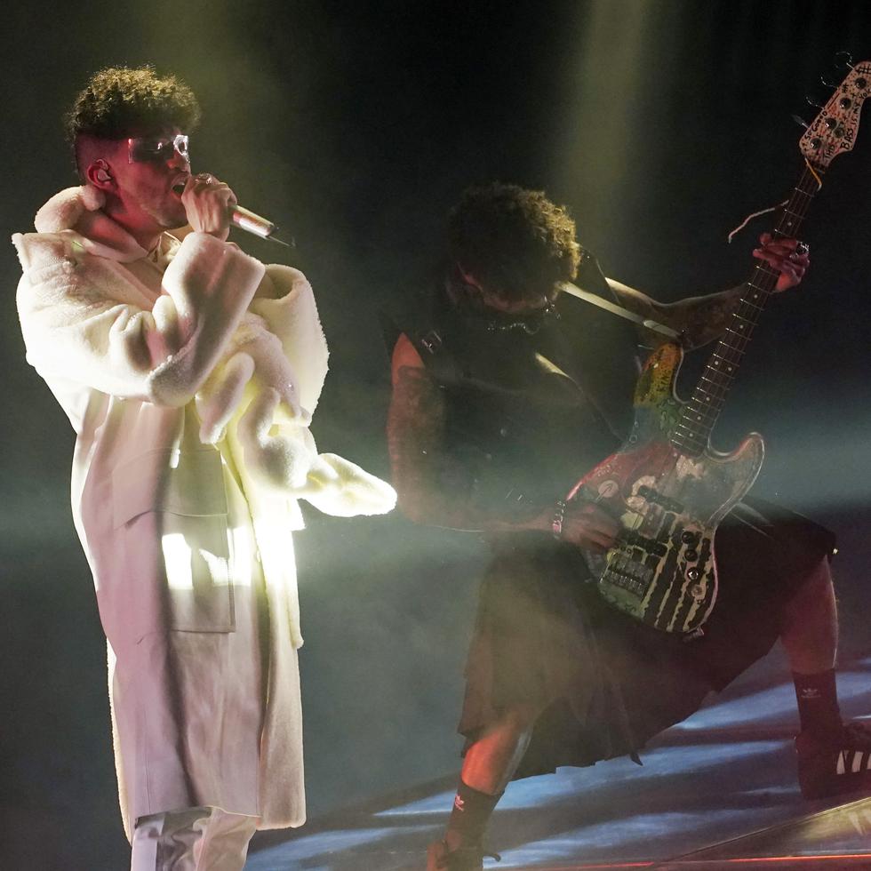 El cantante usó un abrigo de pelaje blanco y pantalones blancos a juego. (AP)