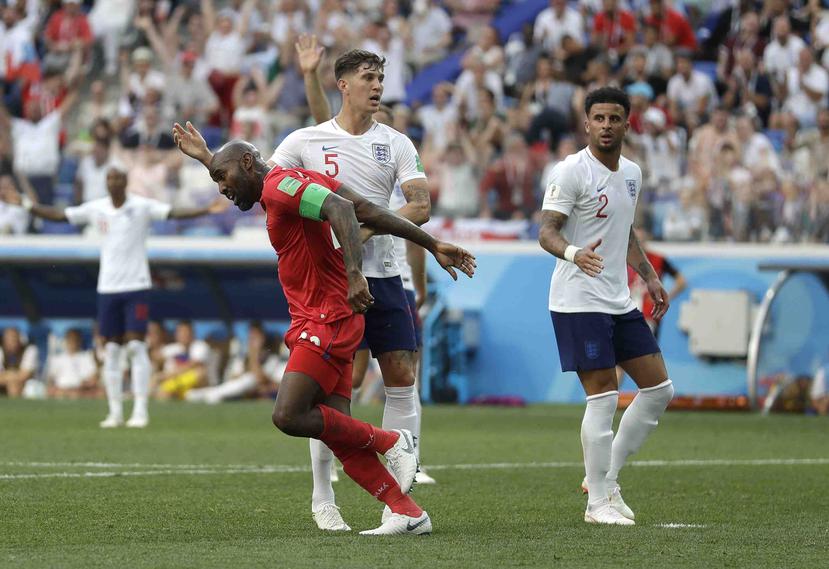 Felipe Baloy (rojo) comienza a celebrar el gol que marcó para Panamá. (AP)