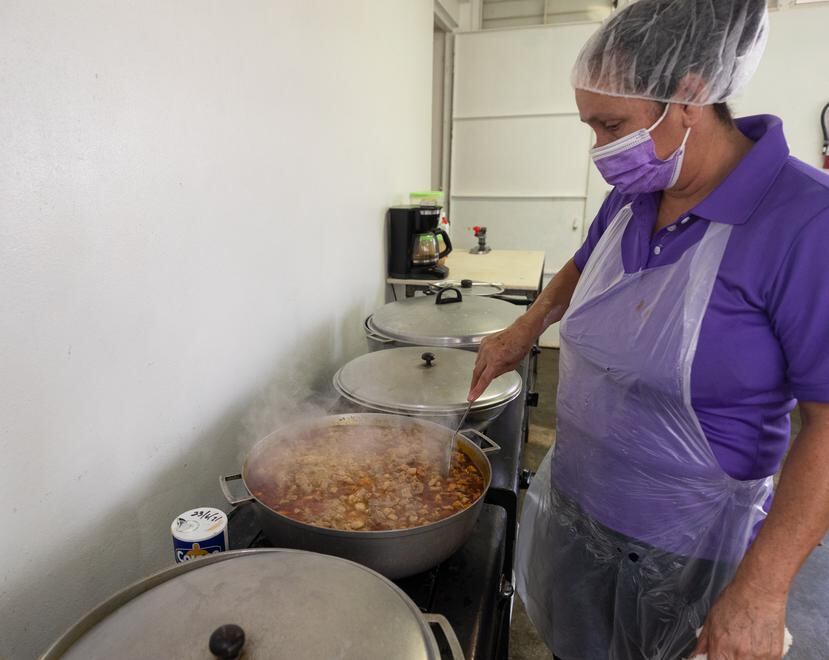 Nancy Caraballo Feliciano prepara la carne que utilizan para rellenar los pasteles de masa, así como las alcapurrias. 