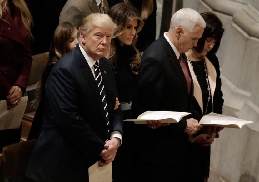 Trump atiende un servicio religioso. (Agencia EFE)