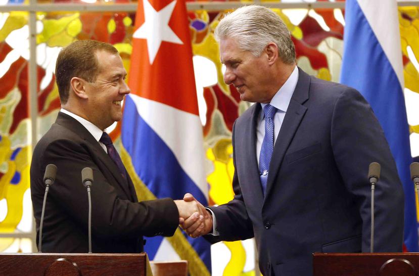El primer ministro ruso Dmitri Medvedev (izq.) estrecha la mano del presidente de Cuba Miguel Díaz-Canel Bermúdez. (AP / Ernesto Mastrascusa)