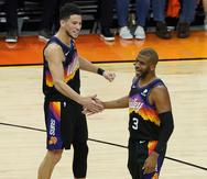 Devin Booker (izquierda) y Chris Paul, estelares de los Suns.