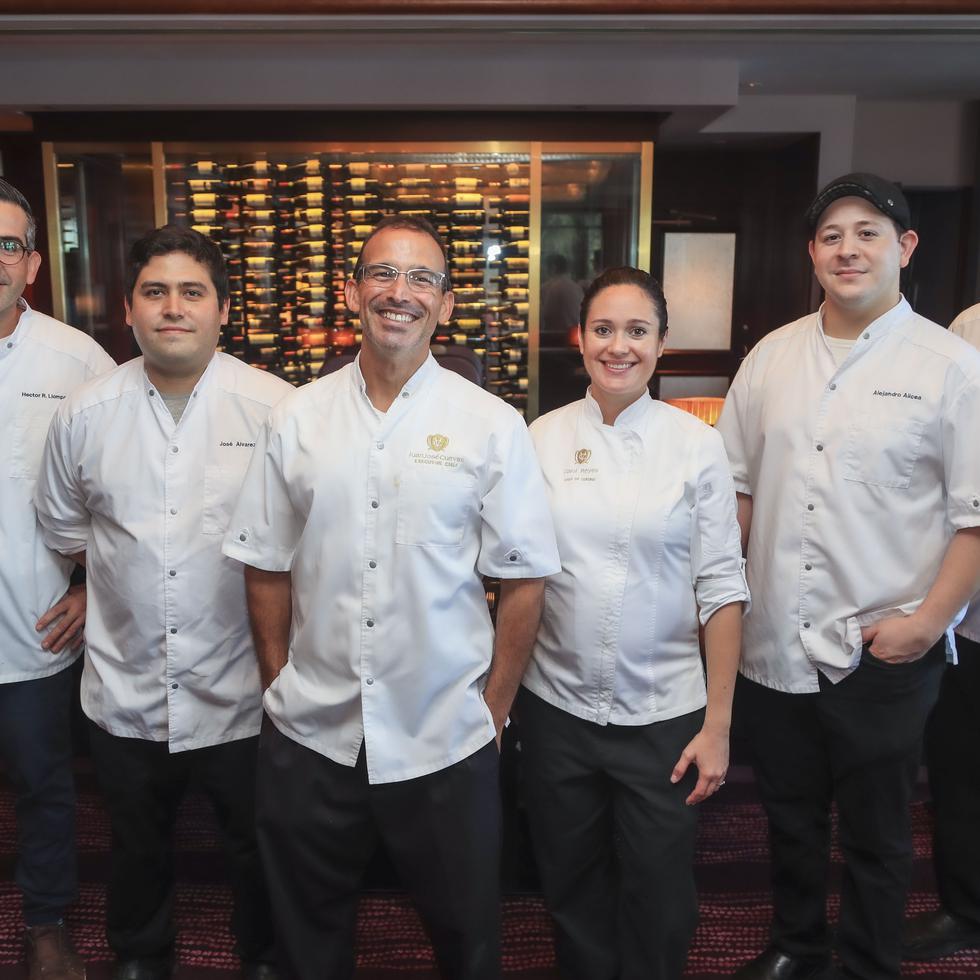 Desde la izquierda: chef Héctor Llompart, chef José Álvarez, Juan José Cuevas, chef ejecutivo; sous chef Carol Reyes, chef Alejandro Alicea y chef Emanuel Oliveras, conforman el equipo culinario del hotel Condado Vanderbilt.