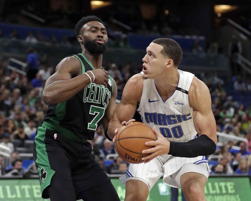 El jugador del Magic de Orlando, Aaron Gordon (00) busca lanzar ante Jaylen Brown (7) de los Celtics de Boston durante la primera mitad del juego de la NBA, el sábado 12 de enero de 2019 en Orlando, Florida. (AP)
