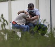 Una pareja se abraza mientras espera por noticias de sus seres queridos por la tragedia en un lago en Brasil, el 9 de enero de 2022.