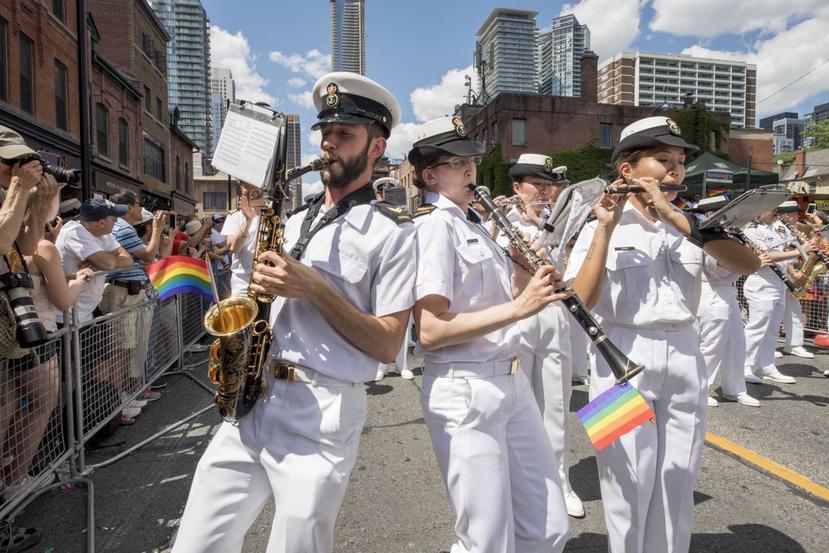 El texto estaba acompañado por una foto de la Banda de la Marina Real Canadiense desfilando en una de las celebraciones del Día del Orgullo Gay en Toronto, el mayor de su género que se realiza en el continente americano. (Twitter Canadian Forces)