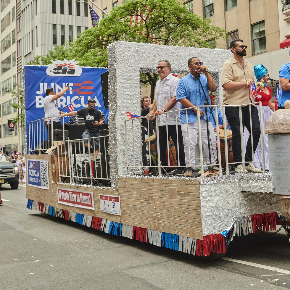 La carroza de Junte Boricua de El Nuevo Día recorrió la Quinta Avenida en Manhattan como parte de la Parada Puertorriqueña.