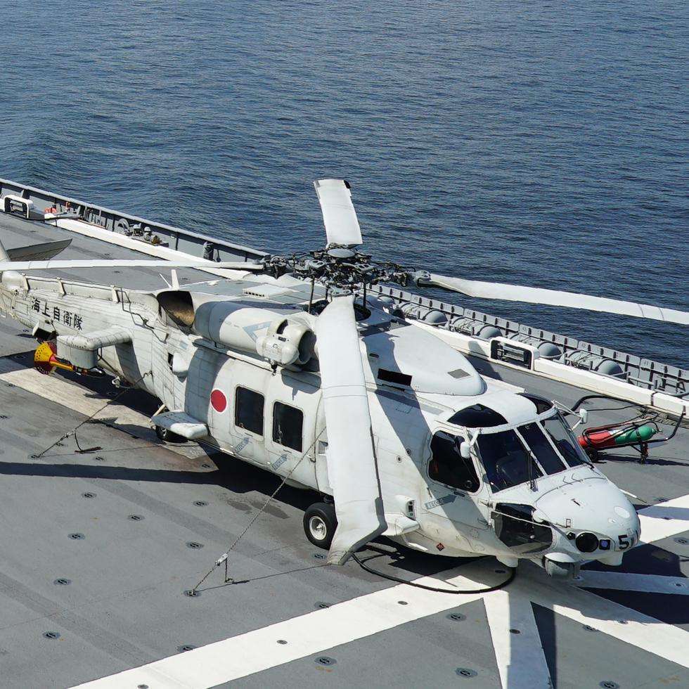 Imagen de un helicóptero antisubmarinos SH-60K en la plataforma de despegue de un buque de la Fuerza Marítima de Autodefensa de Japón, el mismo modelo de las aeronaves accidentadas.