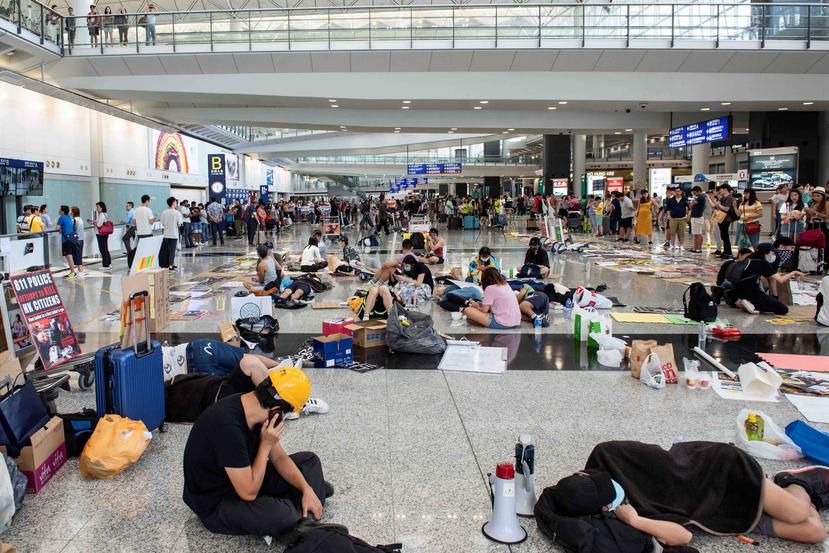 Manifestantes protestan en el aeropuerto de Hong Kong.