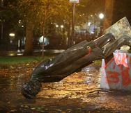 Una estatua del expresidente Abraham Lincoln derribada por manifestantes en un parque de Portland.