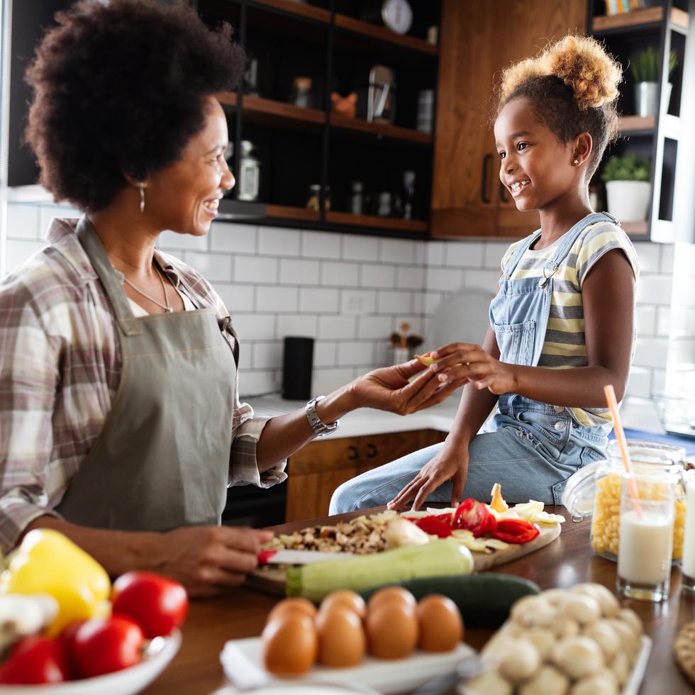 Las prácticas y hábitos saludables comollevar  una alimentación balanceada desde la niñez es importante para mantener la salud de la familia.
