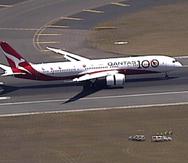 En esta imagen tomada de un video, un Boeing 787 Dreamliner de la aerolínea Qantas aterriza en el aeropuerto de Sydney. (Australia Pool via AP)