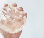 En la actualidad, hay dos tipos de implantes mamarios aprobados por la Administración de Alimentos y Medicamentos de los Estados Unidos (FDA, por sus siglas en inglés): rellenos de solución salina y rellenos de gel de silicona.