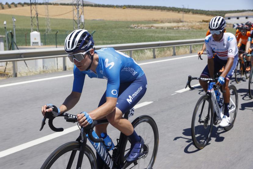 Abner González, aquí detrás de Gonzalo Serrano en la Vuelta a Andalucía, lleva muy buen ritmo con Movistar.