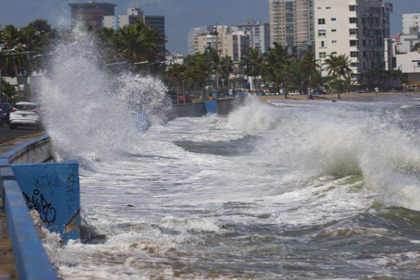 Impacto de las olas rompientes en la costa de la playa el Último Trolley el 13 de septiembre de 2022. La marejada es provocada por la energía que produjo el huracán Earl.