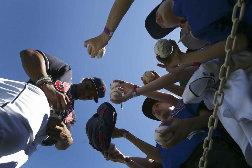 Francisco Lindor firma autógrafos a niños previo a un partido de pretemporada contra los Cubs de Chicago el pasado 7 enero. (AP)