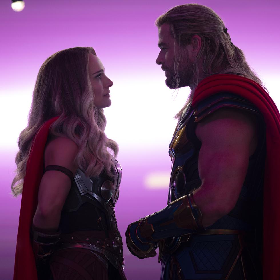 En esta imagen proporcionada por Marvel Studios Natalie Portman, izquierda, y Chris Hemsworth en una escena de "Thor: Love and Thunder". (Jasin Boland/Marvel Studios-Disney via AP)