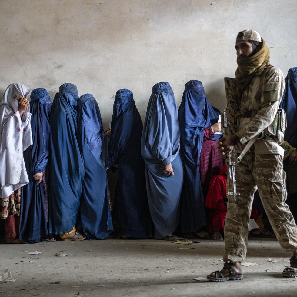 No existe alguna ley oficial sobre el guardián masculino en Afganistán, pero el Talibán ha dicho que las mujeres no pueden trasladarse en el país ni viajar alguna distancia sin compañía de un hombre que esté relacionado con ellas por sangre o matrimonio.