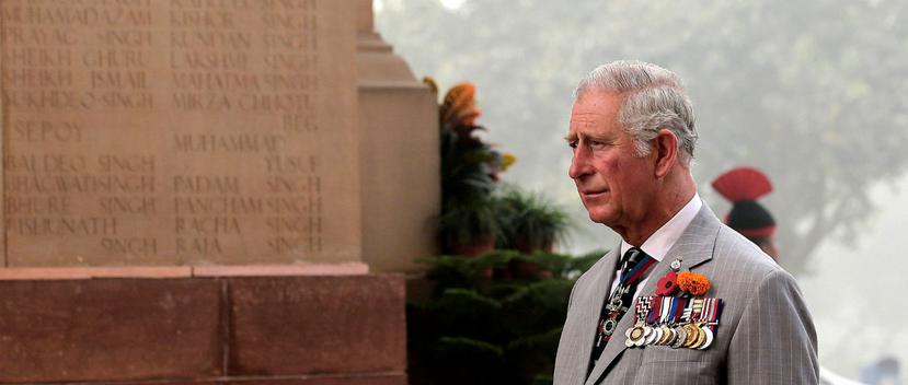 El príncipe Carlos, durante su visita de tres días, se reunió con residentes de Antigua y Barbuda, las Islas Vírgenes Británicas y Dominica cuyas casas fueron destruidas y que permanecen alojados temporalmente en refugios. (EFE)